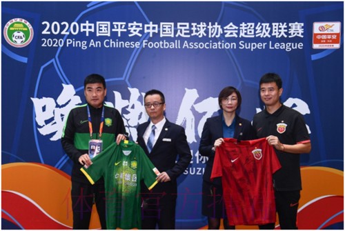 中超联赛苏州赛区举行球衣赠送活动向蓝区酒店致谢